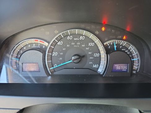 Used 2014 Toyota Camry SE w/ Leather Package FWD image 17