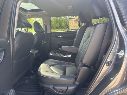 Used 2023 Toyota Highlander XLE FWD image 17