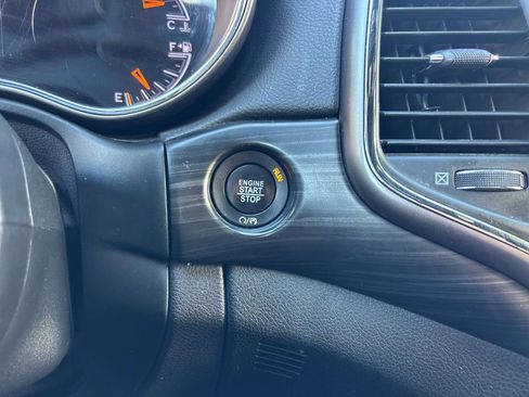 Used 2019 Jeep Grand Cherokee Laredo image 28