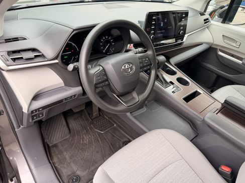 Used 2024 Toyota Sienna LE w/ LE Plus Package AWD/4WD image 14