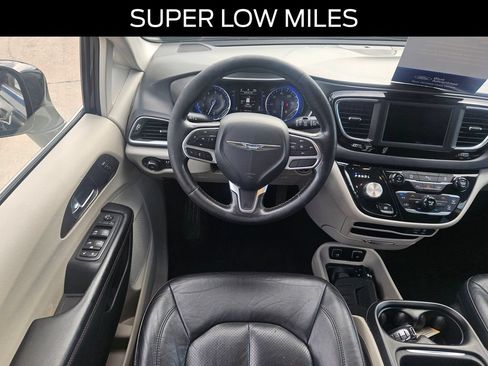 Used 2020 Chrysler Pacifica Touring-L FWD image 10