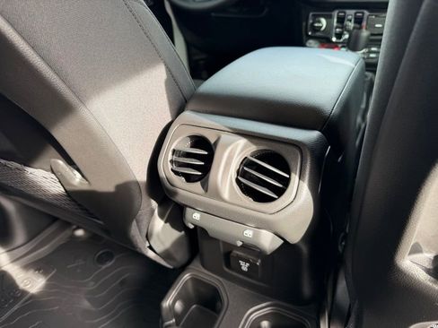 Used 2025 Jeep Gladiator Mojave w/ Convenience Group AWD/4WD image 19