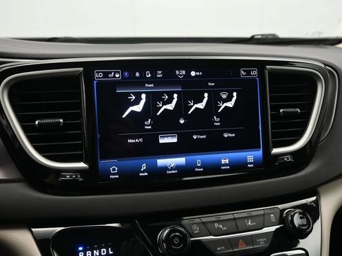 Used 2024 Chrysler Pacifica Touring-L FWD image 16