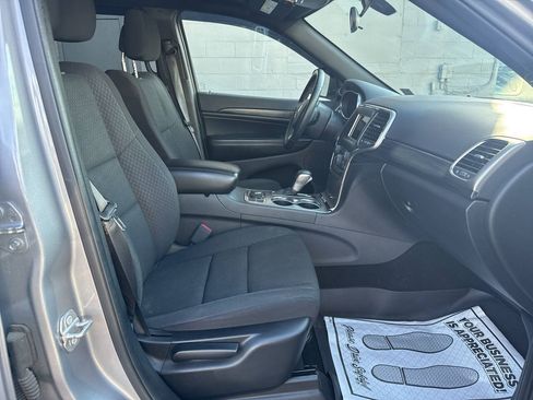 Used 2019 Jeep Grand Cherokee Laredo AWD/4WD image 18