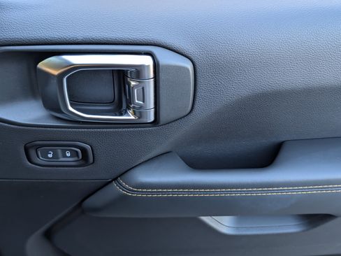 Used 2025 Jeep Wrangler Sahara w/ Safety Group image 21