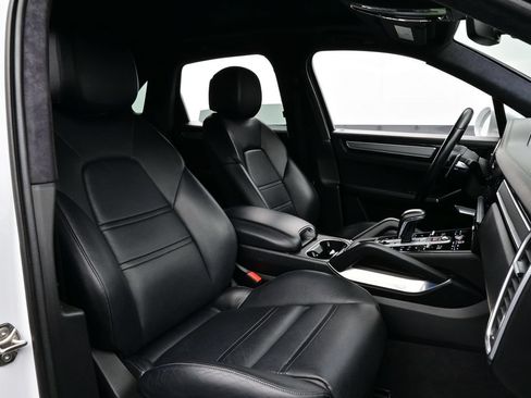 Certified 2021 Porsche Cayenne Turbo AWD/4WD image 18