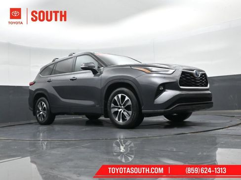 Used 2023 Toyota Highlander XLE AWD/4WD image 46