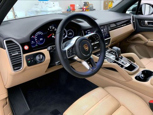 Used 2023 Porsche Cayenne Platinum Edition image 4