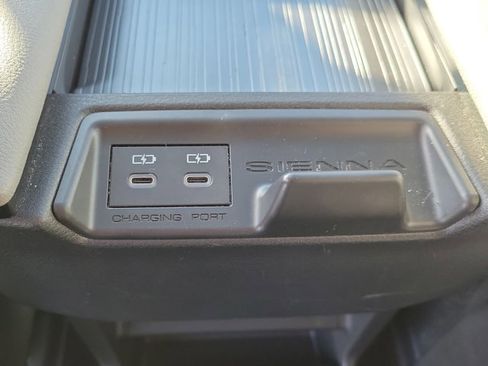 Used 2025 Toyota Sienna XLE image 15