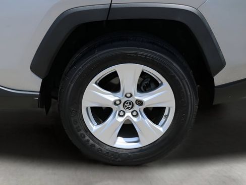 Used 2019 Toyota RAV4 XLE w/ Convenience Package FWD image 9