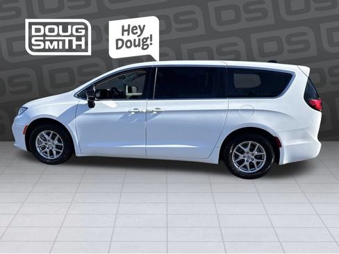Used 2024 Chrysler Pacifica Touring-L FWD image 2