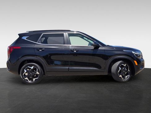 Used 2025 Kia Seltos EX FWD image 3