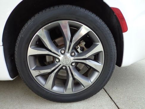 Used 2017 Chrysler Pacifica Limited w/ UConnect Theater Package FWD image 12