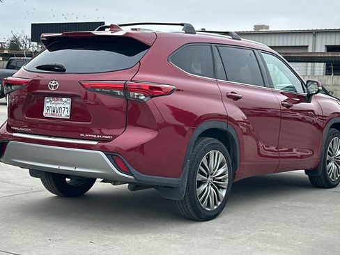 Used 2022 Toyota Highlander Platinum image 3