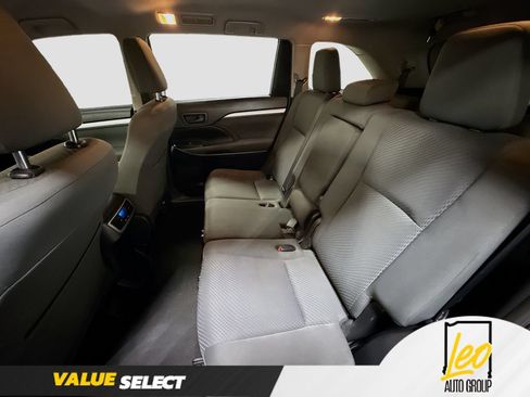 Used 2019 Toyota Highlander LE FWD image 24