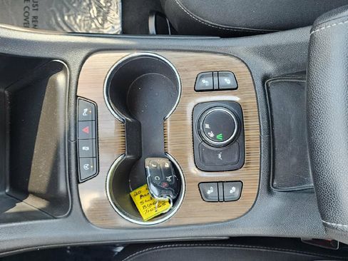 Used 2021 GMC Acadia SLE w/ Driver Convenience Package FWD image 21