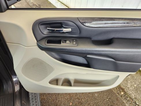 Used 2016 Dodge Grand Caravan SE w/ Quick Order Package 29E SE FWD image 9
