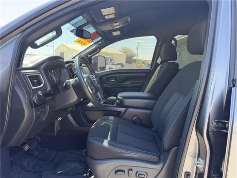 Used 2018 Nissan Titan SV w/ SV Convenience Package AWD/4WD image 4