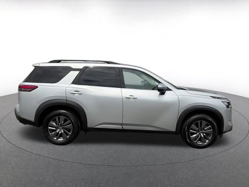 Used 2025 Nissan Pathfinder SV FWD image 16