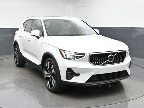 Used 2023 Volvo XC40 B5 Ultimate w/ Protection Package Premier AWD/4WD image 2