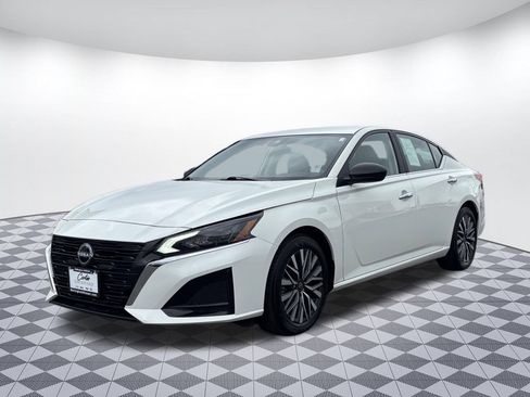 Used 2025 Nissan Altima 2.5 SV FWD image 3