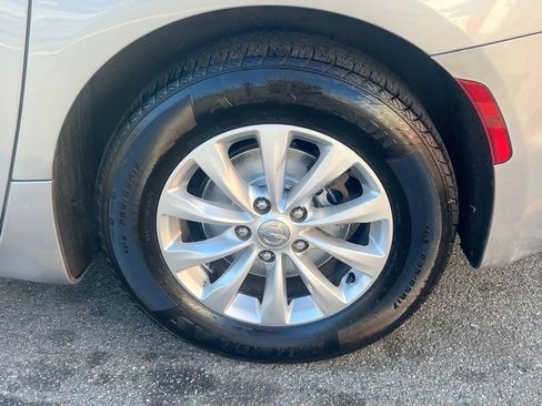 Used 2018 Chrysler Pacifica Touring-L w/ Premium Audio Group image 11