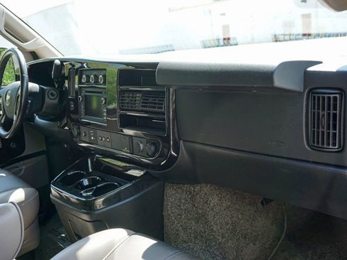 Used 2017 Chevrolet Express 2500 RWD image 80