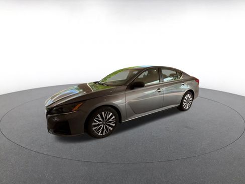 Used 2025 Nissan Altima 2.5 SV FWD image 8
