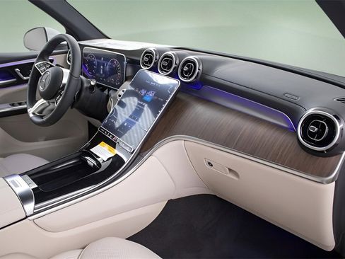 Used 2025 Mercedes-Benz GLC 350e 4MATIC image 36