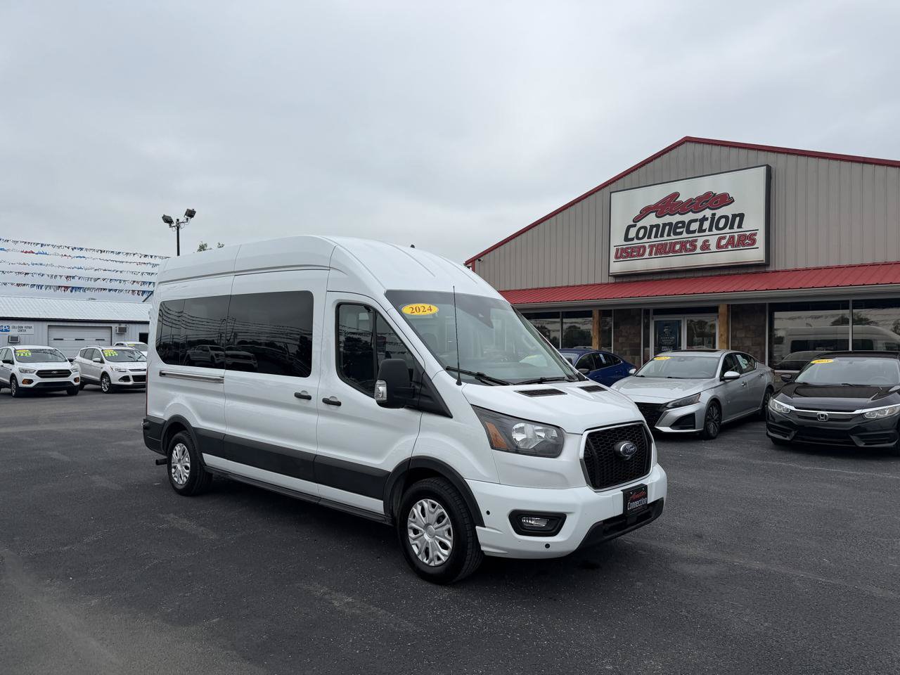 Used 2024 Ford Transit 350 XLT RWD image 2