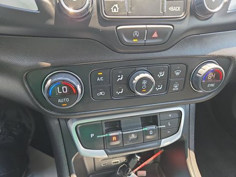 Used 2024 GMC Terrain SLT AWD/4WD image 30