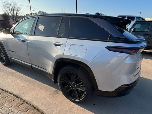 Used 2024 Jeep Wagoneer Launch Edition w/ Trailer Tow Group image 10