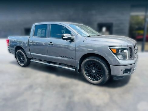 Used 2019 Nissan Titan SV w/ SV Convenience Package image 7