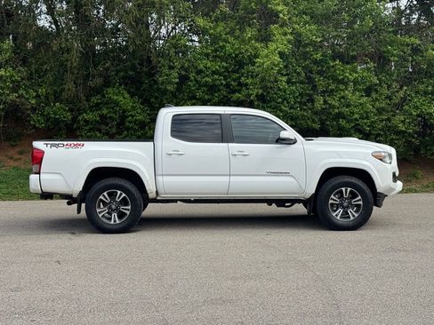 Used 2016 Toyota Tacoma TRD Sport w/ Towing Package image 3