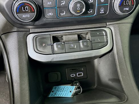 Used 2023 GMC Acadia SLT image 25