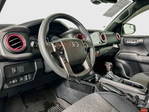 Used 2022 Toyota Tacoma TRD Sport AWD/4WD image 9