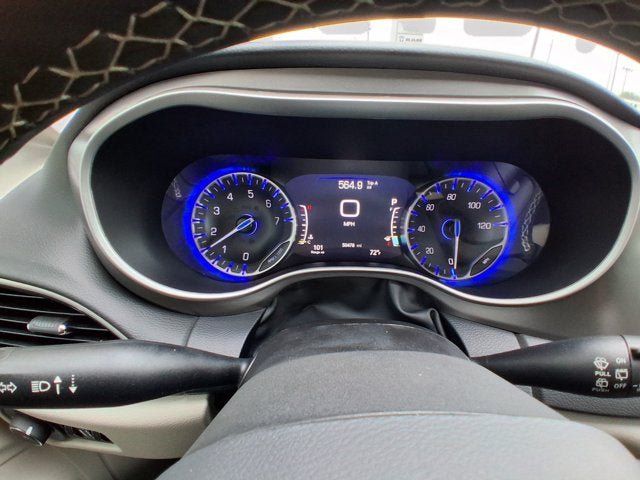 Used 2024 Chrysler Pacifica Touring-L FWD image 13