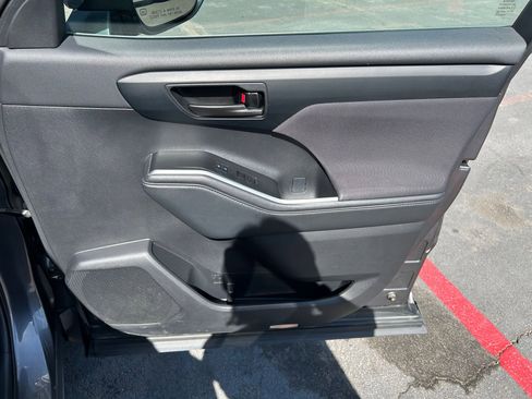 Used 2021 Toyota Highlander LE AWD/4WD image 27