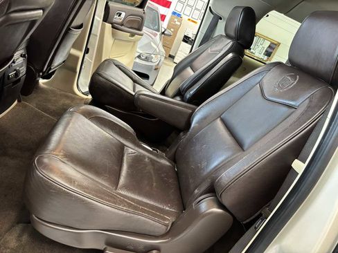 Used 2011 Cadillac Escalade ESV Platinum image 26
