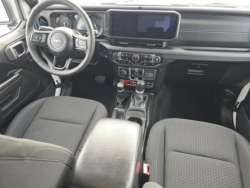 Used 2025 Jeep Wrangler Unlimited Rubicon 4xe w/ Convenience Group AWD/4WD image 19