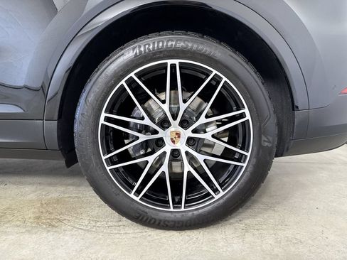 Certified 2025 Porsche Cayenne AWD/4WD image 14