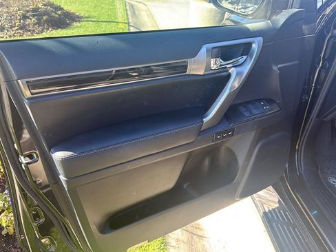 Used 2022 Lexus GX 460 Premium w/ Premium Package image 18