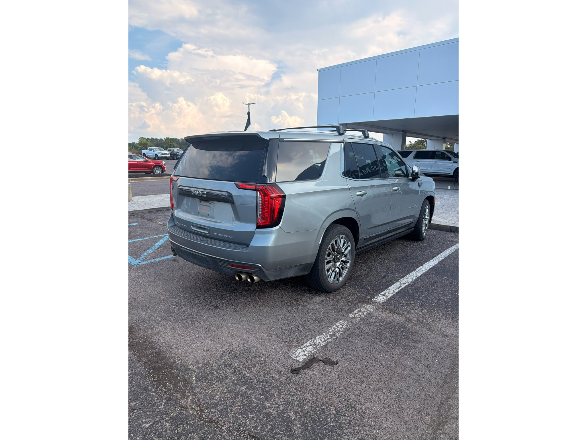 Used 2024 GMC Yukon Denali Ultimate AWD/4WD image 3