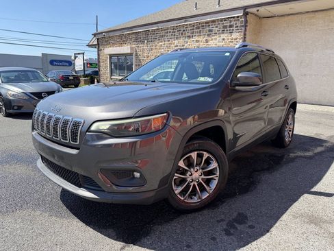 Used 2019 Jeep Cherokee Latitude Plus image 2