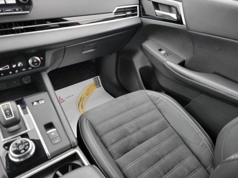 Used 2023 Mitsubishi Outlander SE image 13