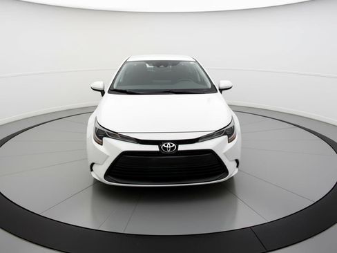 Used 2025 Toyota Corolla LE image 2