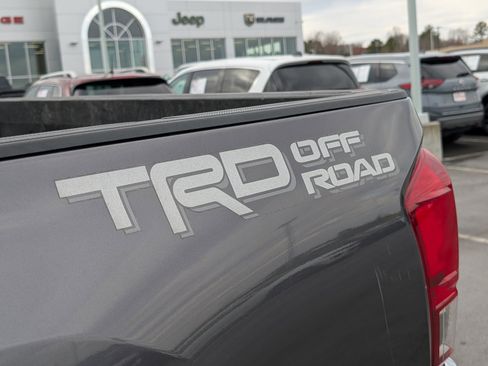 Used 2017 Toyota Tacoma TRD Off-Road image 9