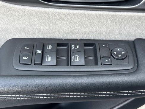 Used 2022 Chrysler Pacifica Touring-L image 22