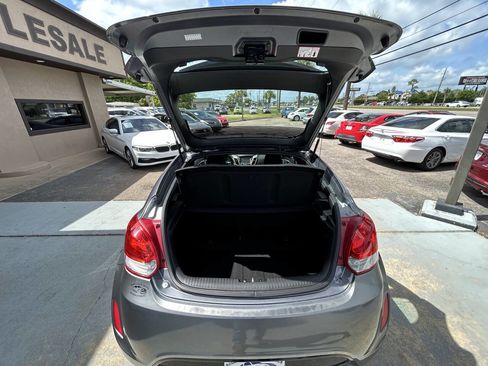 Used 2017 Hyundai Veloster Value Edition image 3