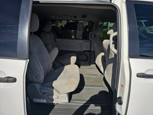 Used 2019 Toyota Sienna L w/ Carpet Mat Package FWD image 30